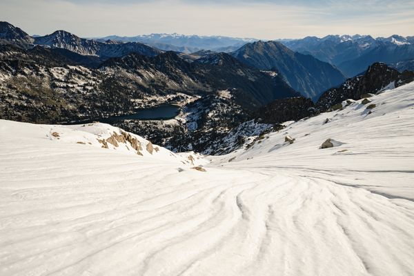 Snow slope on the sides of the Neouvielle peak.